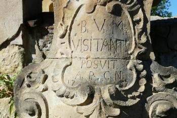 Sokl sousoší Navštívení Panny Marie s nápisem a datem 1757 v kartuši (© Jaroslav Valečka, 09/2013)