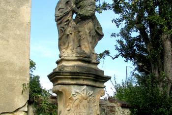 Kostel sv. Vavřince v děčínské čtvrti Nebočady, sousoší u vchodu do kostela ( © Pavel Vítek 08/2016)