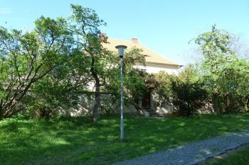 Fara za kostelem (© František Kinař, 04/2012)