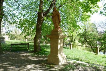 socha u kostela (© František Kinař, 04/2012)