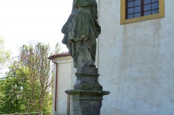 socha u kostela (© František Kinař, 04/2012)