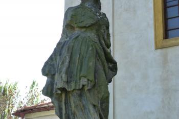 socha u kostela (© František Kinař, 04/2012)