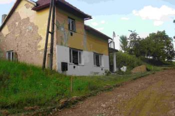 pohled na dům čp. 113 a část úvozové cesty v pozadí ( © Ondřej Štěpánek 07/2008)
