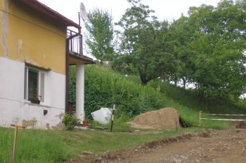 detailní pohled na zářez zbytku východního příkopu tvrze u čp. 113 ( © Ondřej Štěpánek 07/2008)