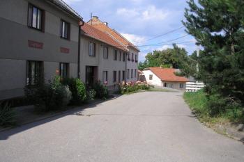 další pohled na jížní stranu tvrziště ( © Ondřej Štěpánek 08/2008)
