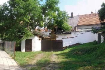 silnice do Dětkovic a zástavba na úpatí pahorku tvrziště ( © Ondřej Štěpánek 08/2008)