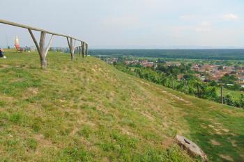Pozůstatek jižního příkopu a valu (© Dušan Dohňanský 08/2020)