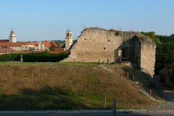 Zbytek opevnění s panoramatem města (© Jiří Cukr, 08/2015)