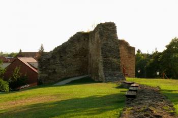 Zbytek opevnění u rotundy (© Jiří Cukr, 08/2015)