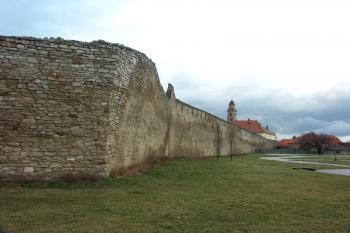 úsek hradeb na severovýchodě ( © Milan Caha 06/2008)