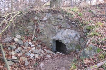 Stěna paláce s okýnkem směřujícím do vnitřního nádvoří ( © Dušan Dohňanský 12/2019)