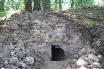 odkrytá část nádvorní zdi paláce ( © Ondřej Štěpánek 09/2007)