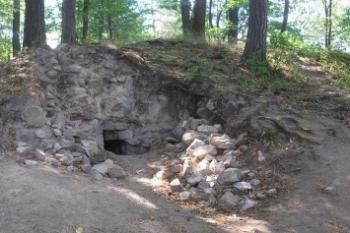 panoramatický pohled z prostoru paláce směrem k věži (tam jak stojí dvě osoby) ( © Ondřej Štěpánek 09/2007)