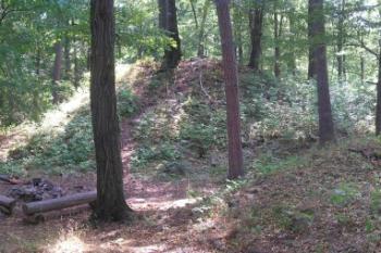 panoramatický pohled na suťový kužel věže od masivní čelní hradby ( © Ondřej Štěpánek 09/2007)