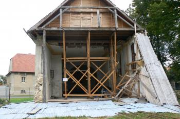 Kostel zajištěný po destrukci věže (© Prudký Martin, 10/2009)