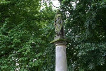 Sloup se sochou sv. Václava jižné od kostela (© Ivan Grisa, 07/2008)
