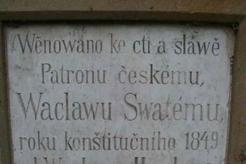 Deska na podstavci sloupu sochy sv. Václava (© Ivan Grisa, 07/2008)
