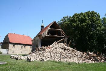 Stav kostela měsíc po zřícení (© Ivan Grisa, 08/2008)