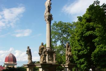 mariánský sloup na Komenského náměstí ( © Milan Caha 07/2008)