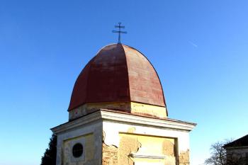 Bývalá márnice u kostela v Zásmukách ( © Pavel Vítek 02/2014)