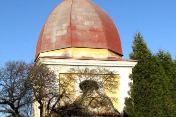 Bývalá márnice u kostela v Zásmukách ( © Pavel Vítek 02/2014)