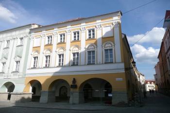 pohled z náměstí na Laudonův dům ( © Jan P. Štěpánek 06/2008)