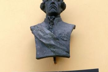 busta a pamětní deska upomínající na zdejší úmrtí generála E.G. Laudona ( © Jan P. Štěpánek 06/2008)