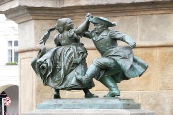 postavičky tančícího sedláka a selky ( © Jan P. Štěpánek 05/2008)
