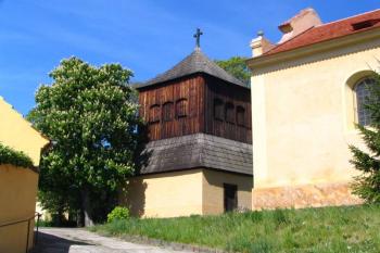 Dřevěná zvonice u kostela sv. Jakuba v Řisutech (© Petr Pokorný, 8/2007)