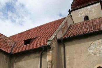 Jihovýchodní nároží lodi, vlevo jižní předsíň, vpravo presbytář (© Ivan Grisa, 07/2008)
