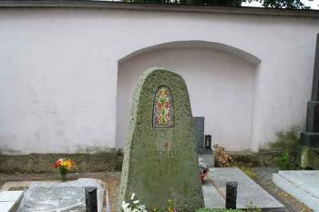Hrob Josefa Luxe v jižní části hřbitova (© Ivan Grisa, 07/2008)