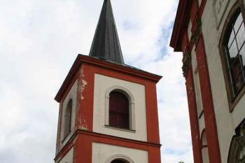 Pohled od jihu, vpravo průčelí kostela (© Ivan Grisa, 07/2008)