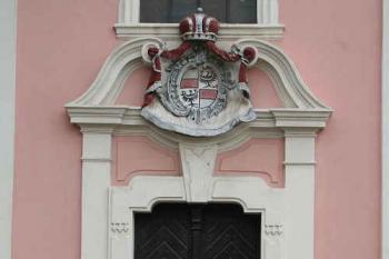 Jižní (hlavní) portál s erbem Lobkoviců (© Ivan Grisa, 07/2008)