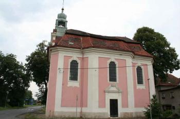 Východní stěna kaple s bočním portálem (© Ivan Grisa, 07/2008)