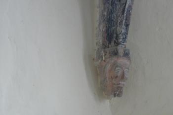 konzola klenebního žebra ve tvaru lidské masky (© Jaroslav Valečka, 03/2011)
