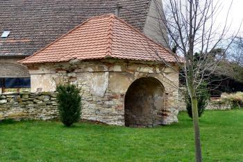 Na hřitově u kostela (© František Kinař, 04/2015)