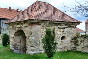 Na hřitově u kostela (© František Kinař, 04/2015)