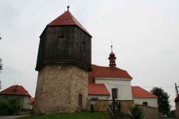 Areál kostela a zvonice od severu (© Ivan Grisa, 07/2008)