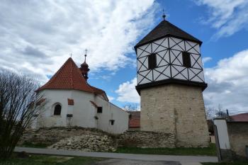 zvonice u kostela sv. Mikuláše (© František Kinař, 04/2015)