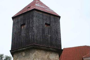 Zvonice od přístupové cesty do areálu (© Ivan Grisa, 07/2008)