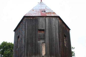 Zvonice od západu, vpravo sakristie kostela (© Ivan Grisa, 07/2008)