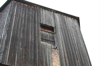 Odpadlé prkno bednění odhalilo hrázděnou zeď horní části zvonice (© Ivan Grisa, 07/2008)