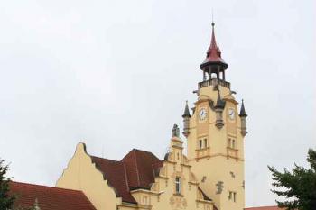 Radnice z ulice Osvoboditelů (© Ivan Grisa, 07/2008)