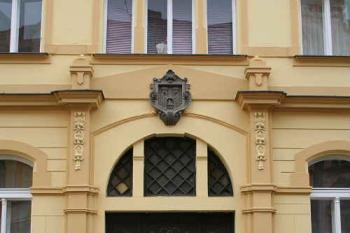 Hlavní portál se znakem města ve Školní ulici (© Ivan Grisa, 07/2008)