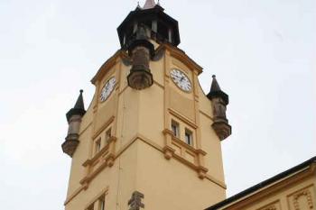 Radniční věž ze Školní ulice (© Ivan Grisa, 07/2008)
