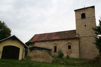 Kostel a hasičská zbrojnice od severu (© Ivan Grisa, 07/2008)
