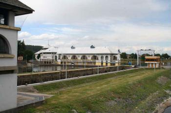 Vodní elektrárna a plavební komora z mostu (© Ivan Grisa, 07/2008)