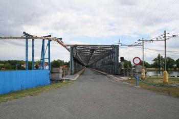 Levé předmostí: vpravo úzkokolejka, vlevo současná podvěsná jednokolejnicová dráha (© Ivan Grisa, 07/2008)