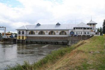 Vodní elektrárna - pohled proti vodě (© Ivan Grisa, 07/2008)