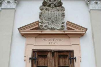 Hlavní (jižní) portál s aliančním erbem Lobkoviců a Ditrichštejnů (© Ivan Grisa, 07/2008)